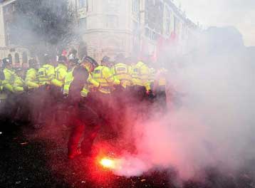 Οκτώ συλλήψεις μετά από μικροεπεισόδια σε διαδήλωση ακροδεξιών στη Βρετανία