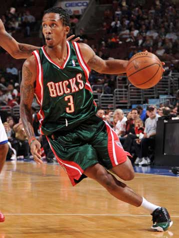 Με σούπερ Τζένινγκς οι Μπακς νίκησαν τους Πίστονς…