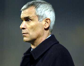 O Kούπερ ετοιμάζει βαλίτσες, καθώς ο Μαζίνιο είναι στην πόρτα