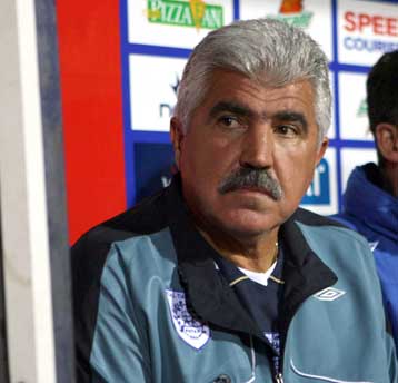 Απογοητευμένοι για διαφορετικούς λόγους Παράσχος και Ερνάντεθ