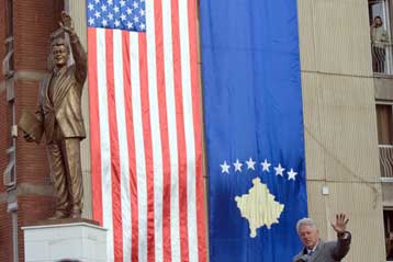 Ο Μπιλ Κλίντον στα αποκαλυπτήρια αγάλματός του στο Κόσοβο