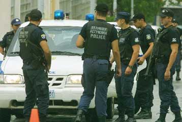 Εντοπίστηκε Καλάσνικοφ μέσα σε αυτοκίνητο στον Βύρωνα