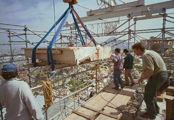 Ξηλώνονται οι σκαλωσιές από τα Προπύλαια της Ακρόπολης