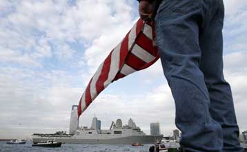 Στη Νέα Υόρκη πολεμικό πλοίο κατασκευασμένο από ατσάλι από τους Δίδυμους Πύργους