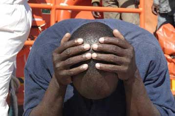 Κοινή δράση για απελάσεις μεταναστών με πτήσεις τσάρτερ ζητά ο Θαπατέρο