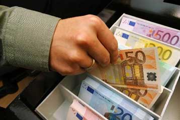 Έκτακτη εισφορά και επίδομα αλληλεγγύης επί τάπητος στο Υπουργικό Συμβούλιο