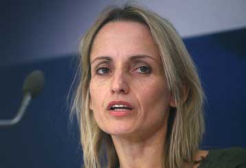 Δαπανηρή για το Δημόσιο η απόσυρση, επαναλαμβάνει η Τίνα Μπιρμπίλη