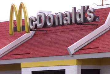 Διαψεύδει η McDonalds ότι εξετάζει αποχώρηση από την ελληνική αγορά