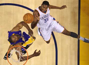 Στην παράταση οι Λέικερς και σόου Νοβίτσκι για τους Μάβερικς