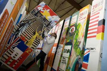 Ο Λεχ Βαλέσα θα ρίξει το πρώτο κομμάτι ντόμινο που συμβολίζει το Τείχος του Βερολίνου