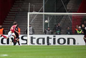 Ο Ολυμπιακός έχασε τη «μάχη» της Λιέγης, αλλά συνεχίζει τον «πόλεμο» για τους «16»