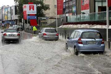 Ένας νεκρός και ένας αγνοούμενος από την κακοκαιρία που πλήττει τη χώρα