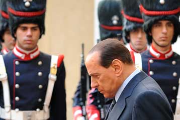 Στήριξη στον Μπερλουσκόνι ή πτώση της κυβέρνησης, λέει εφημερίδα της… οικογένειας