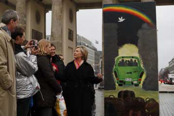 Τη νύχτα της 9ης Νοεμβρίου 1989 η ιστορία ξεκίνησε από την αρχή, λέει η Κλίντον