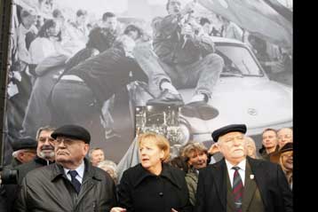 Ένα πέρασμα στο Τείχος του Βερολίνου διέσχισαν Μέρκελ, Βαλέσα και Γκορμπατσόφ