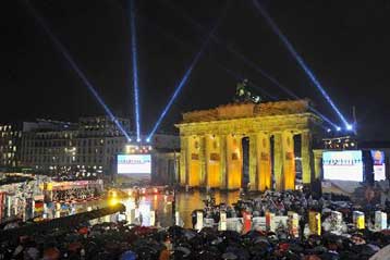Το Βερολίνο γιόρτασε την ιστορική 20ή επέτειο από την πτώση του Τείχους