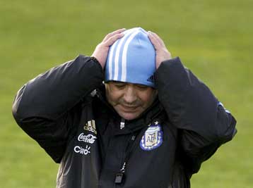 Στην πειθαρχική της FIFA θα εμφανιστεί την Κυριακή ο Μαραντόνα