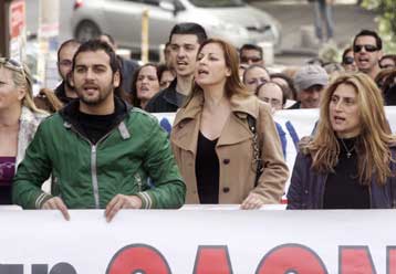 Στους δρόμους οι συμβασιούχοι, ενώ η κυβέρνηση παρουσιάζει το σ/ν για τις προσλήψεις