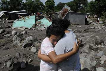 Εικόνα καταστροφής στο Ελ Σαλβαδόρ με εκατοντάδες νεκρούς από τις πλημμύρες