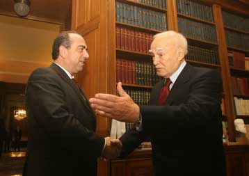 Με την Πολιτειακή και πολιτική ηγεσία συναντάται ο υπουργός Εξωτερικών της Κύπρου