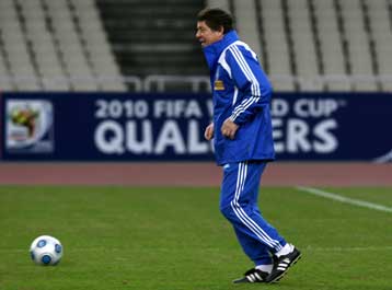 Νίκη και με… μισό γκολ ζήτησε ο Ρεχάγκελ, νοκ άουτ ο Χαλκιάς ενόψει Ουκρανίας