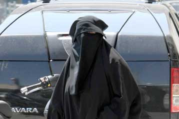 «Δεν έχει θέση η μπούρκα στη Γαλλία» επαναλαμβάνει ο Νικολά Σαρκοζί