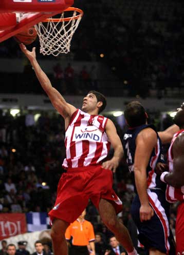 «Ερυθρόλευκη» νίκη κόντρα στην Εφές Πίλσεν με «όπλο» τα ριμπάουντ