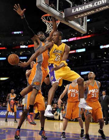 Οι Λέικερς νικητές στο ντέρμπι, 121-102 του Σανς