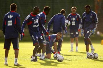 «Καυτές» μάχες για το εισιτήριο στο Μουντιάλ 2010 και στα υπόλοιπα τρία ματς