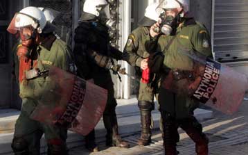 Διπλή επίθεση σε διμοιρία των ΜΑΤ στα Εξάρχεια