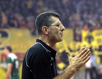 Κάταγμα στο δάχτυλο για τον προπονητή του Παναθηναϊκού, Στέλιο Καζάζη