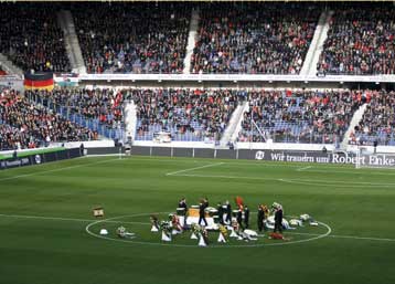 Το ύστατο «χαίρε» στον Ένκε από 40.000 ανθρώπους στην «AWD Αρένα» του Ανόβερο