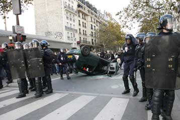 Ασχημη τροπή πήρε διαφημιστική εκδήλωση με «μοίρασμα μετρητών» στο Παρίσι