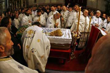 Σε λαϊκό προσκύνημα η σορός του Πατριάρχη της Σερβικής Εκκλησίας, Παύλου