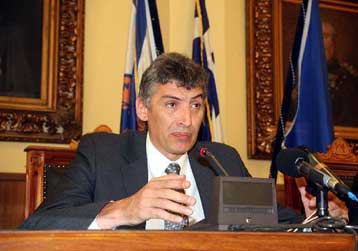 «Παγώνoυν» τα δημοτικά τέλη οι δήμοι Αθηνών και Πειραιά