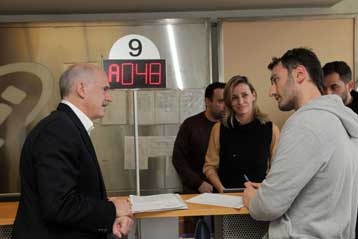 Επίσκεψη Γ.Παπανδρέου στο ΚΕΠ της πλατείας Συντάγματος