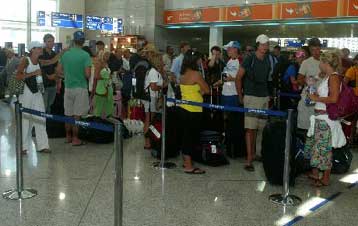 Μετωπική σύγκρουση για τις άγονες αεροπορικές γραμμές