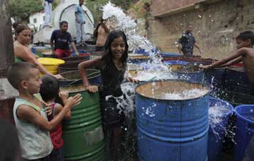 Ο Ούγκο Τσάβες σε ρόλο μαθητευόμενου βροχοποιού