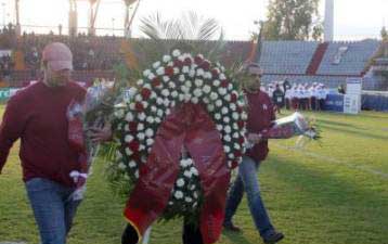Φόρος τιμής στον Ντε Νίγκρις από τους παίκτες της Λάρισας και τον κόσμο