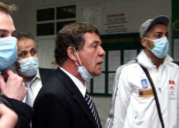 Έλληνες μασκοφόροι… «έτοιμοι για την πρόκριση»