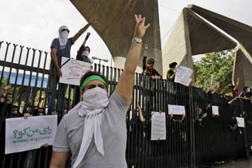 Πέντε άνθρωποι καταδικάστηκαν σε θάνατο στο Ιράν για τα επεισόδια του Ιουνίου