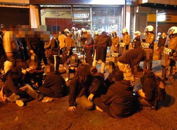 Ειρηνική η πορεία στην αμερικανική πρεσβεία, ένταση και αθρόες προσαγωγές μετά