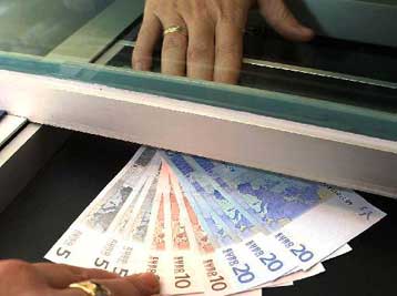 Εισήγηση Αεροπαγίτη να κριθούν παράνομοι πέντε όροι τραπεζικών συναλλαγών