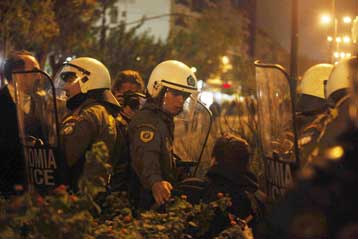 Στον εισαγγελέα οι νεαροί που συνελήφθησαν μετά την πορεία στην αμερικάνικη πρεσβεία