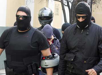 Ελεύθερη μετά την απολογία της η 22χρονη που κατηγορείται για σχέση με τους «Πυρήνες»