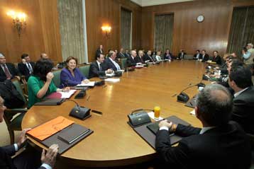 Προϋπολογισμός, τόνωση αγοράς και προστασία καμένων στο Υπουργικό Συμβούλιο