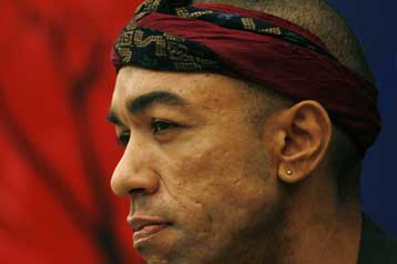 Πεντάλεπτη συνάντηση με τον… ετεροθαλή αδελφό του είχε ο Ομπάμα στην Κίνα