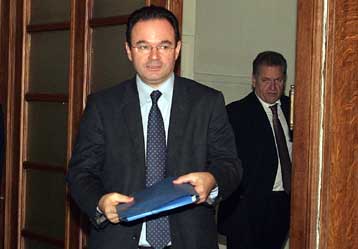 Αναστολή προσλήψεων στο Δημόσιο το 2010, «πλαφόν» στην εισοδηματική πολιτική