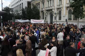 Συγκέντρωση των συμβασιούχων στο υπουργείο Εσωτερικών