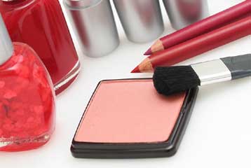 Εκατοντάδες ύποπτα χημικά «ομορφαίνουν» τη μέση γυναίκα